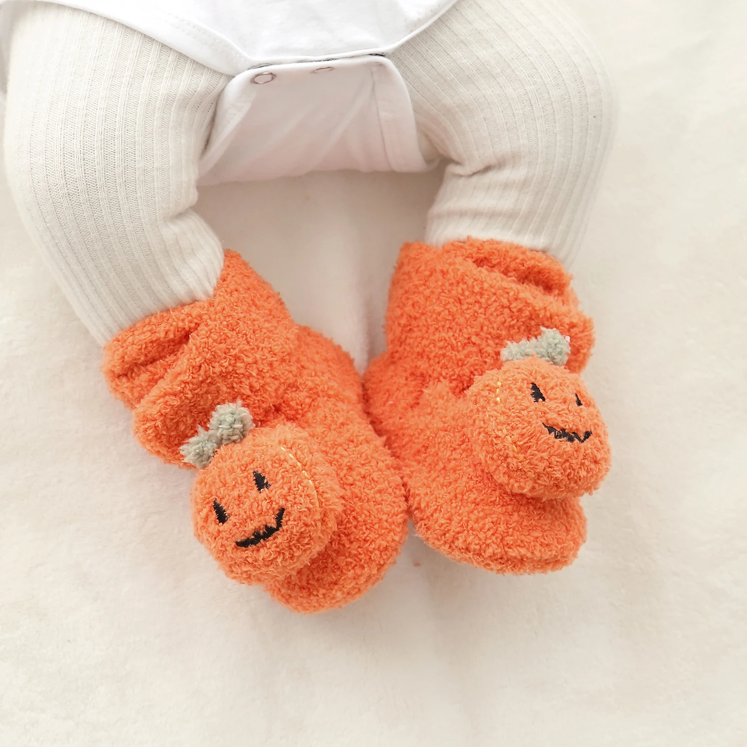 Botas de bebê de abóbora de Halloween permanecem no chinelo inverno quente sapatos macios sapatos de meia de berço recém-nascido