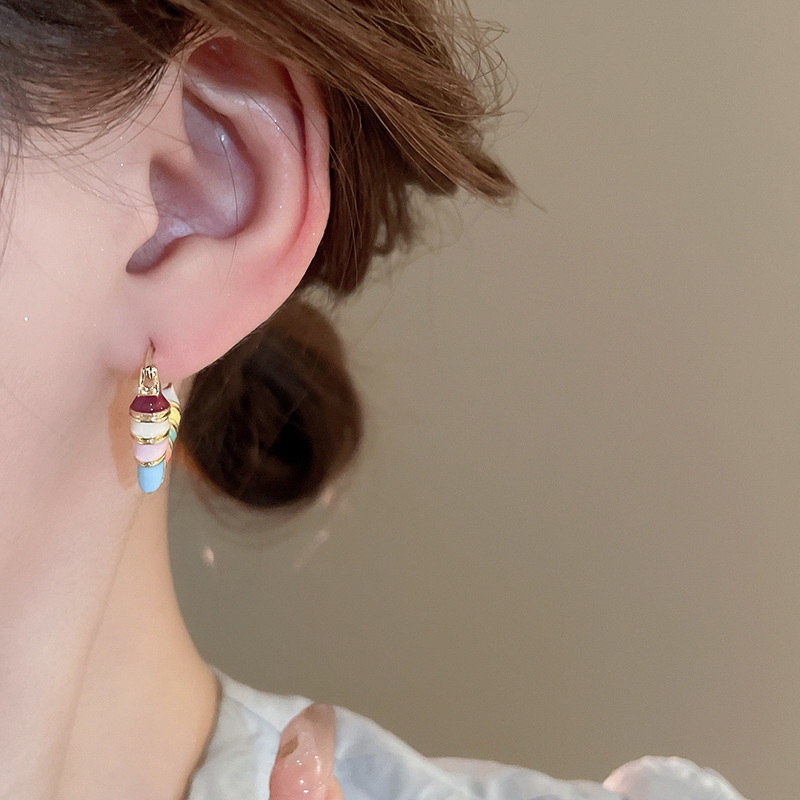 Pendientes de aro huecos con forma de corazón de colores caramelo para mujer, diseño coreano dulce, hebilla de oreja con sentido, joyería de fiesta con temperamento a la moda