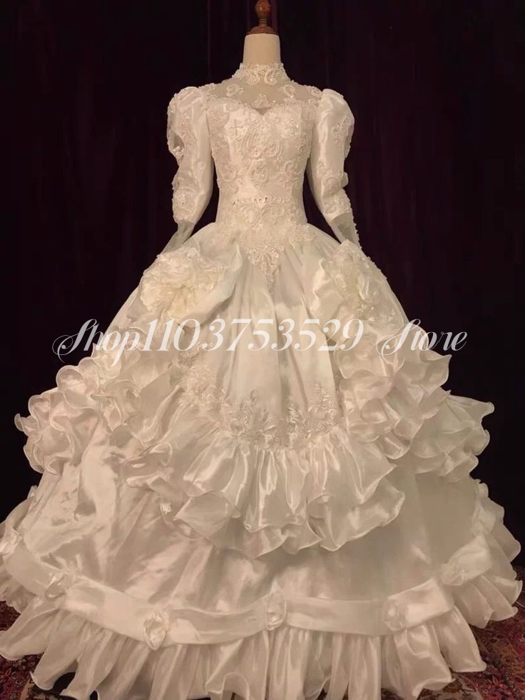 Fluffy Victorian Wedding Dresses Elegant White High Neck Lace Appliqué Ruffled Trim Vintage Black and White Custom فساتين سهره
