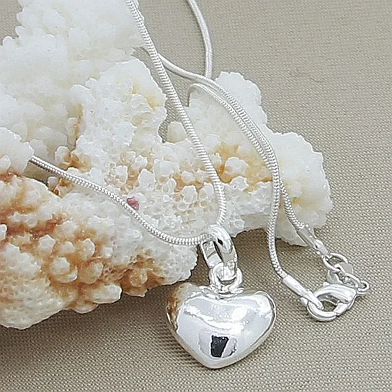 Collana con ciondolo a forma di cuore piccolo solido color argento Catena a serpente da 16-30 pollici per regali di gioielli di moda con fascino da sposa da donna