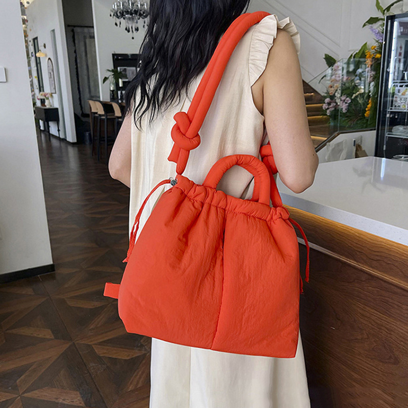 Borsa tote imbottita di grande capacità casual alla moda Borse a tracolla da donna in nylon imbottito di design Borse con tracolla annodata