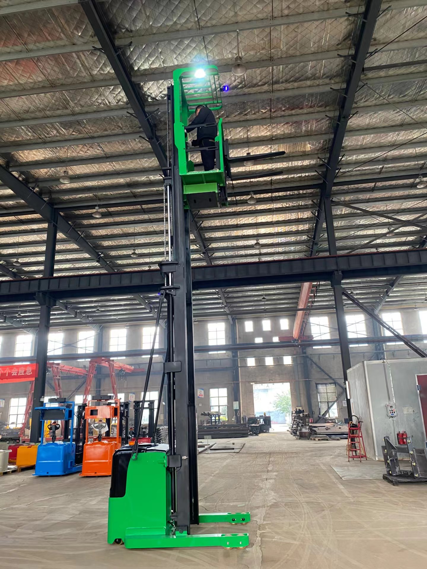 Everlift 1ton 1.5ton ไฟฟ้าระดับสูง Order Picker ทํางานแพลตฟอร์ม Order Picker Lift Stacker 3 m-12 m อุตสาหกรรมทํางานแพลตฟอร์ม