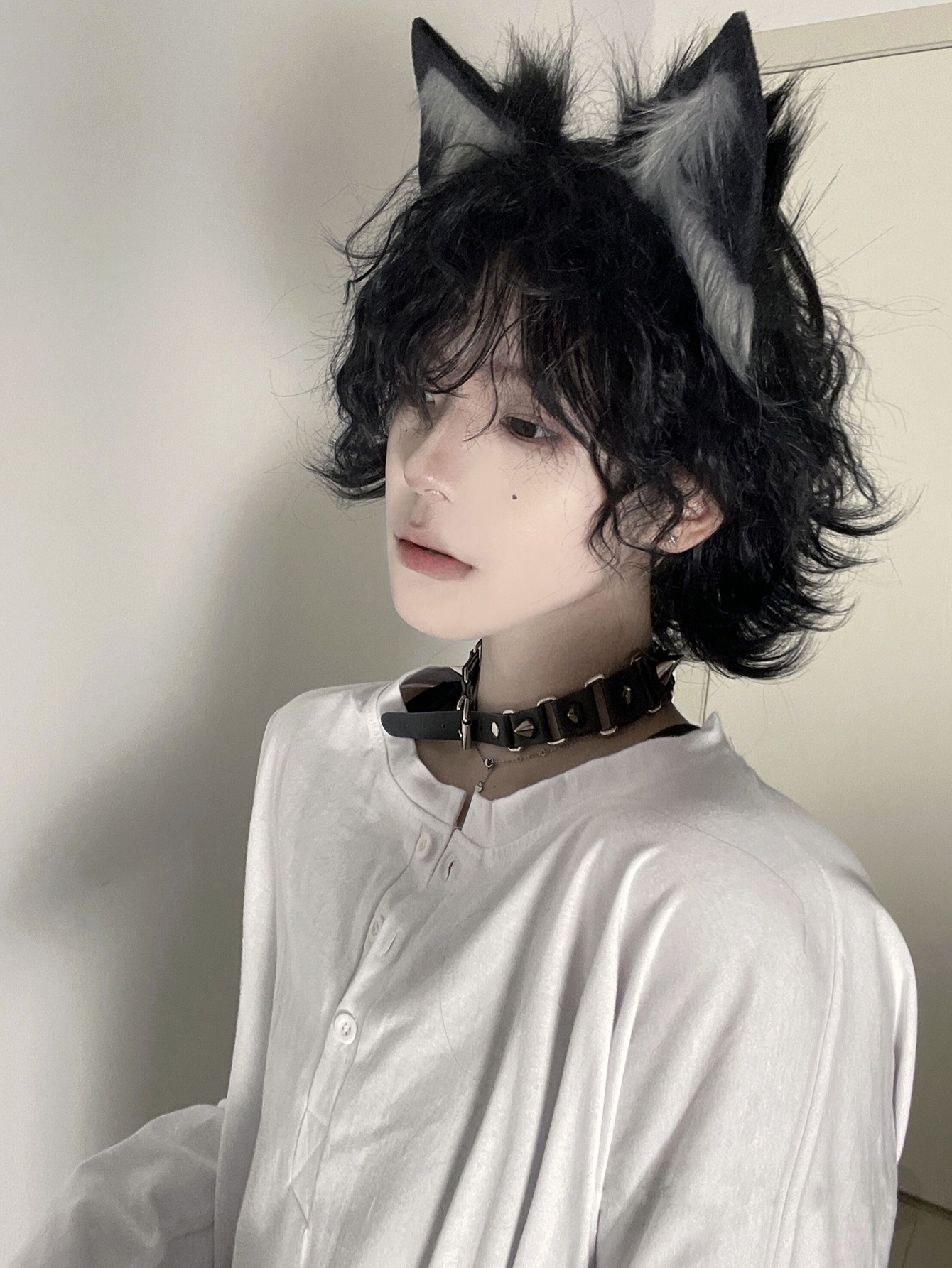 男性と女性のための人工ウィッグ,自然なウェーブのかかった髪,美しいかつら,黒い色,毎日のコスプレ,耐熱性,12インチ