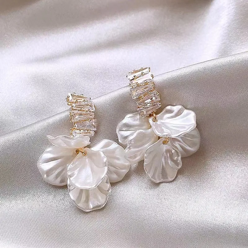 ZAKOL Orecchini pendenti con conchiglia imitazione moda coreana Orecchini pendenti con fiore in zirconi di cristallo bianco Accessori per feste per le donne
