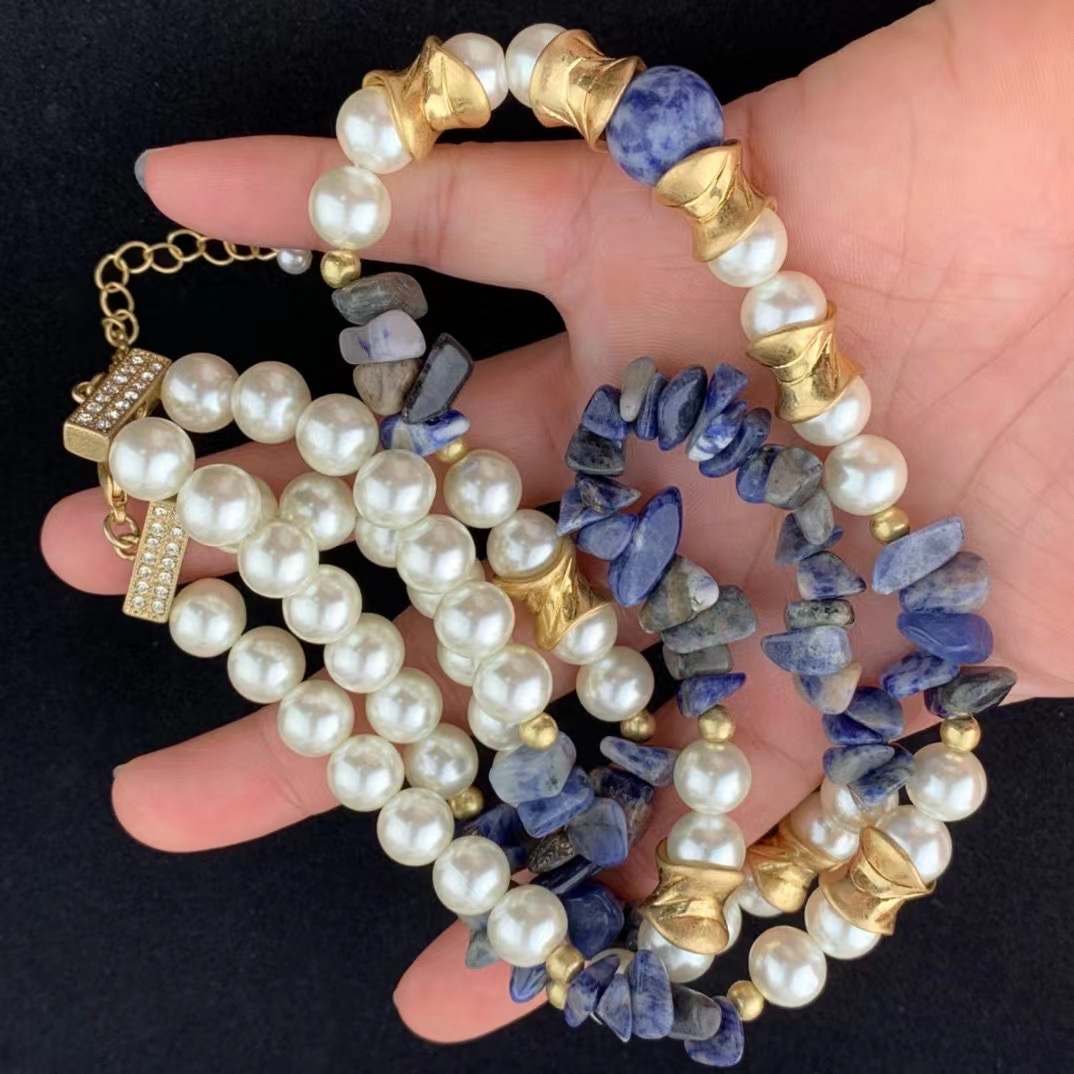 Женское колье ручной работы с бусинами и жемчугом