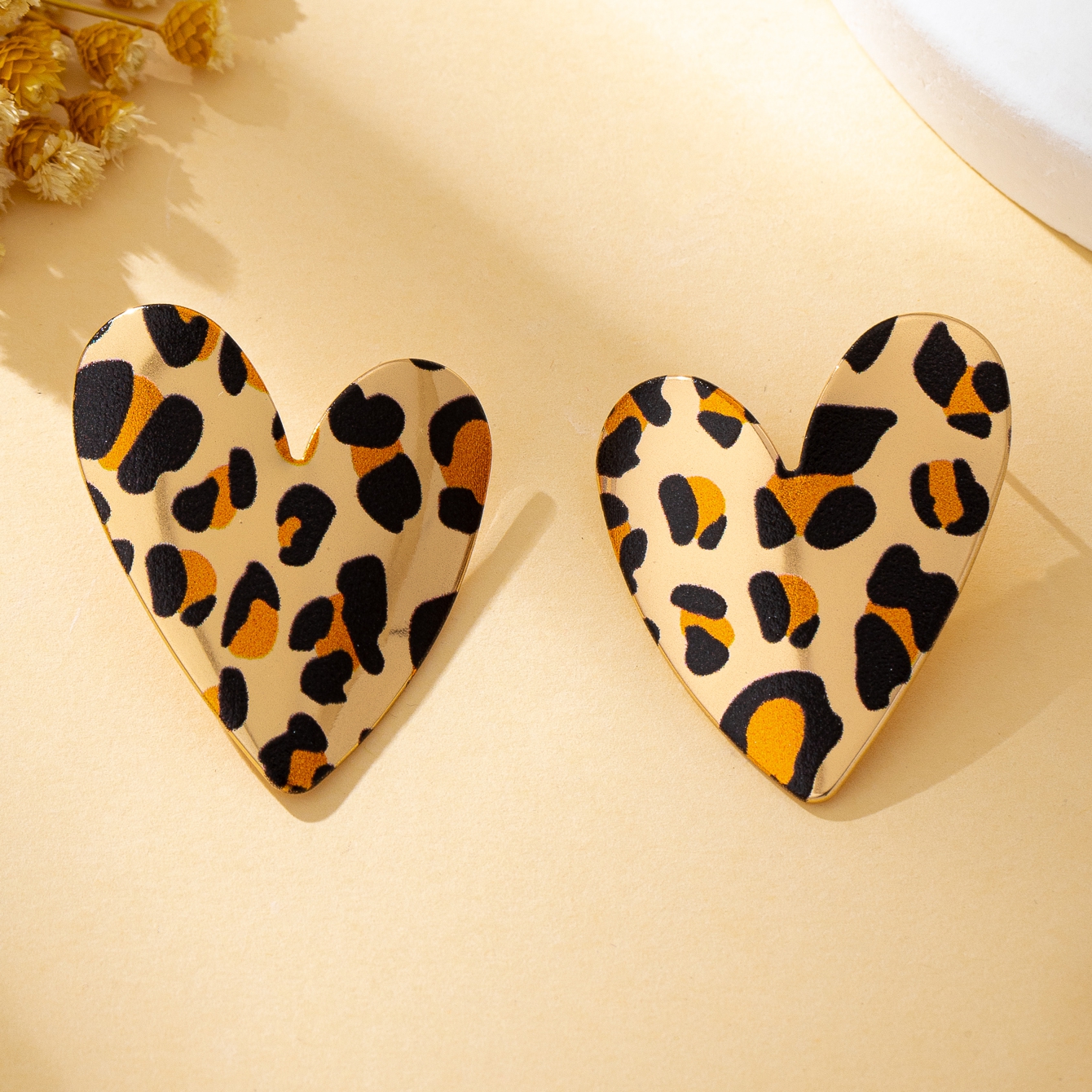 A Pair of Women's Earrings, Smooth Irregular Heart-Shaped Earrings, Suitable for Daily Wear and Vacation Wear