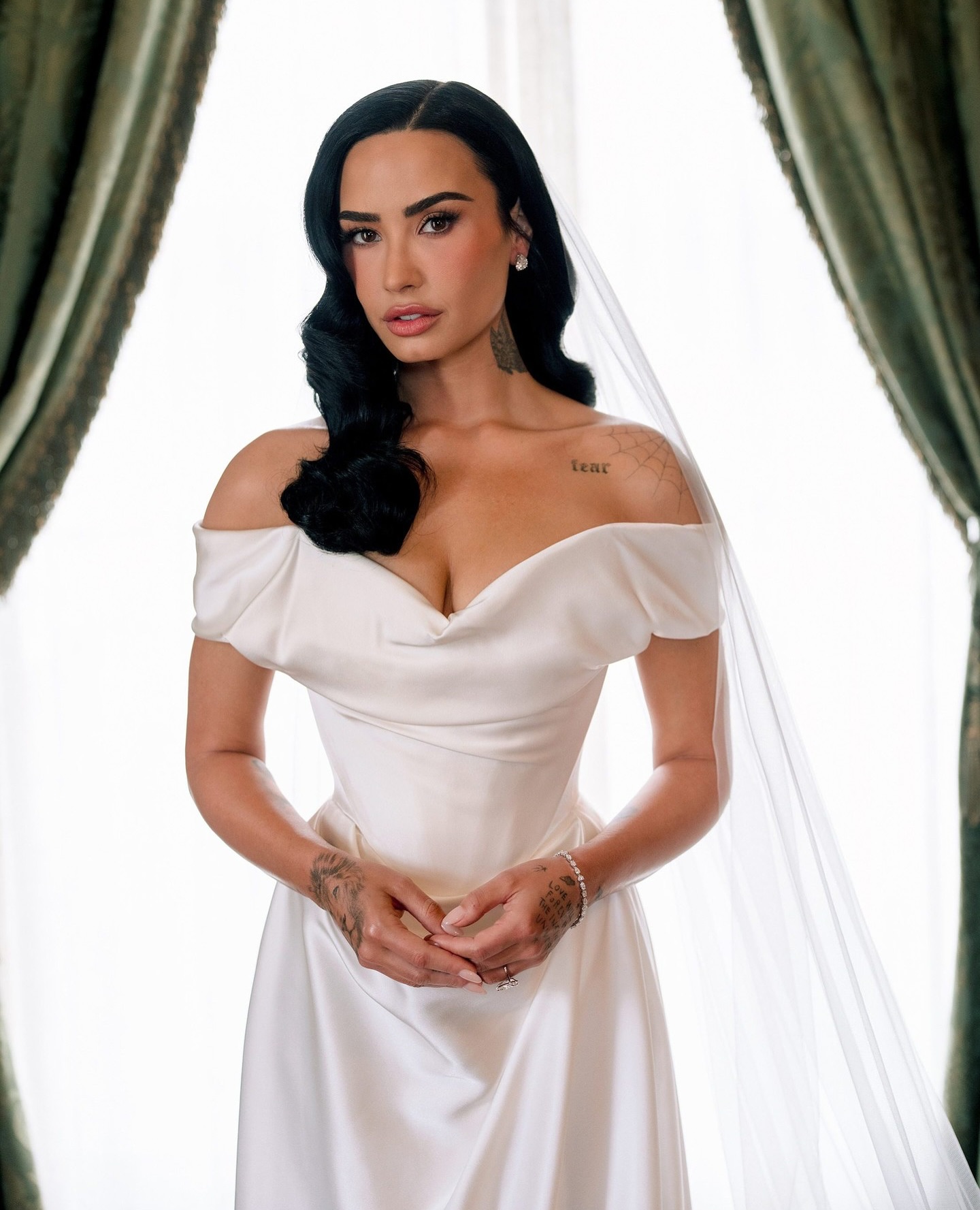 Charming Off The Shoulder Sweethart Pleat Satin Mermaid Wedding Dresses Sweep Train 2026 Vestido De Noival