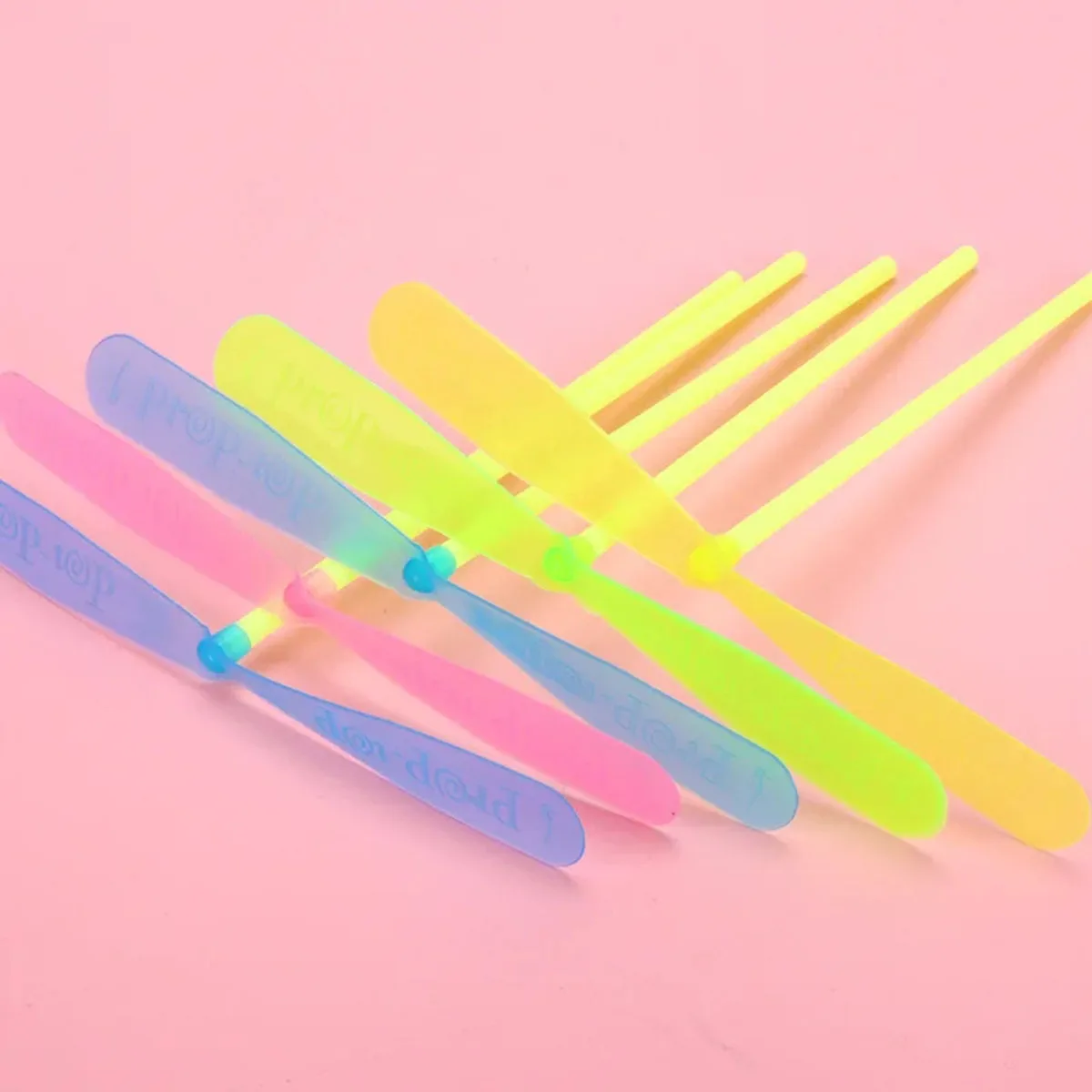 10/20pcs ความแปลกใหม่พลาสติกไม้ไผ่ DRAGONFLY ใบพัดกลางแจ้งคลาสสิกของเล่นเด็กของขวัญหมุน Flying Arrow Multicolor สีสุ่ม