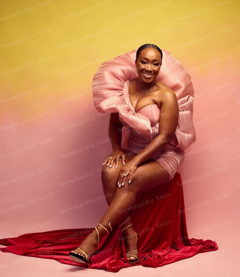 Minivestido elegante rosa franzido com mangas assimétricas, perfeito para festas noturnas e ocasiões especiais, elegante e confortável