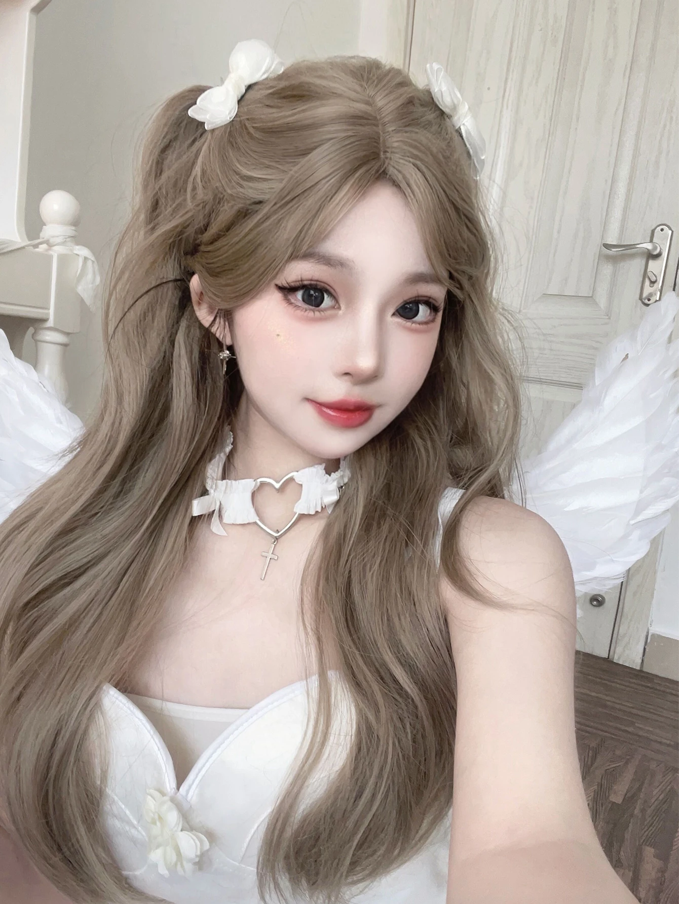 Perucas sintéticas com parte média para mulheres, cabelo longo e ondulado natural, resistente ao calor, festa cosplay, cinza e marrom, 26in