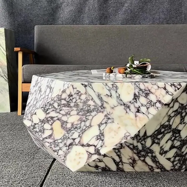 Mesa central de mármore natural de formato livre, monolito escultural com base assimétrica - design Wabi Sabi Raw Edge para lounge moderno