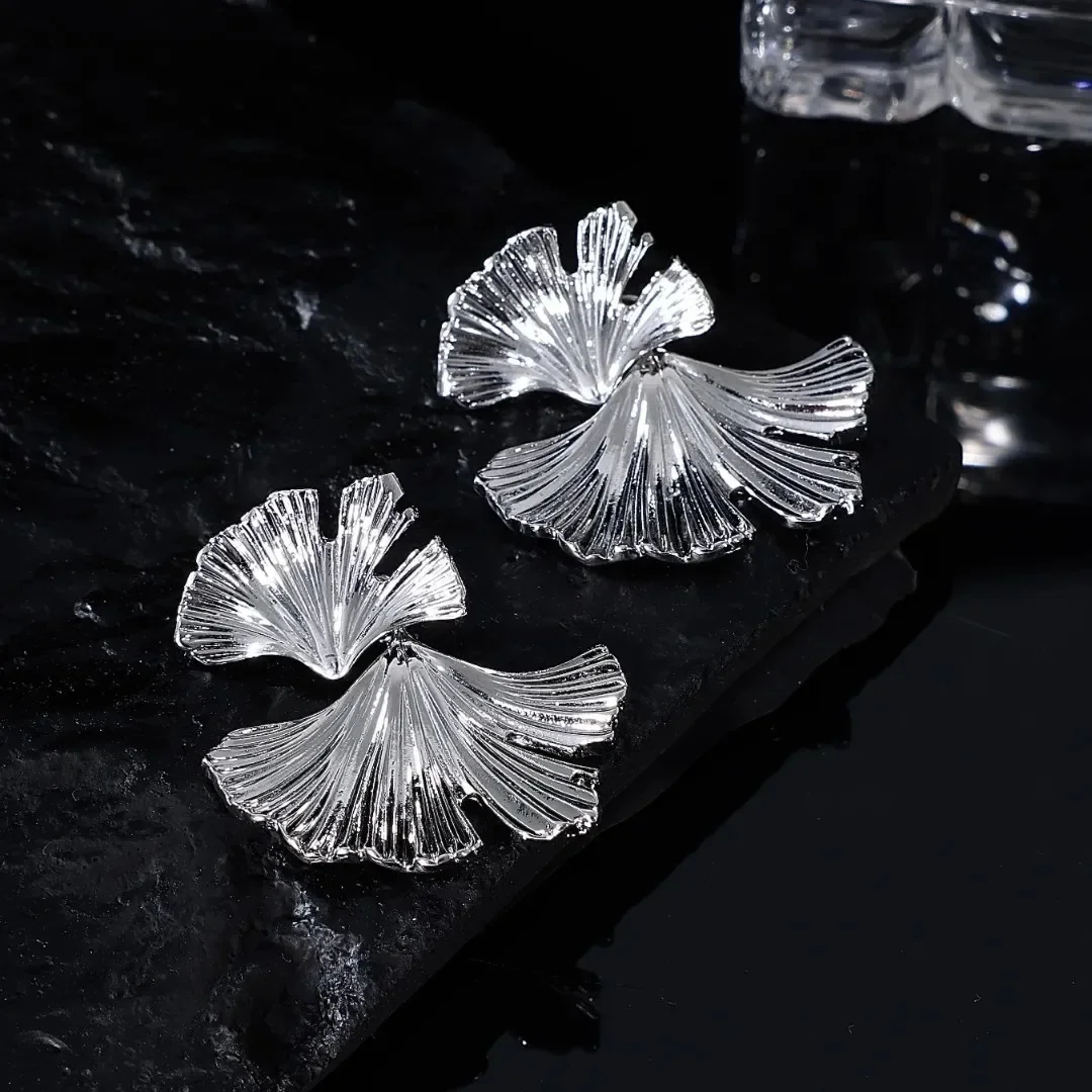 Orecchini semplici in foglia di ginkgo con pianta grande in metallo color argento per le donne Orecchini con perno di dichiarazione di moda Regalo di gioielli Pendiente