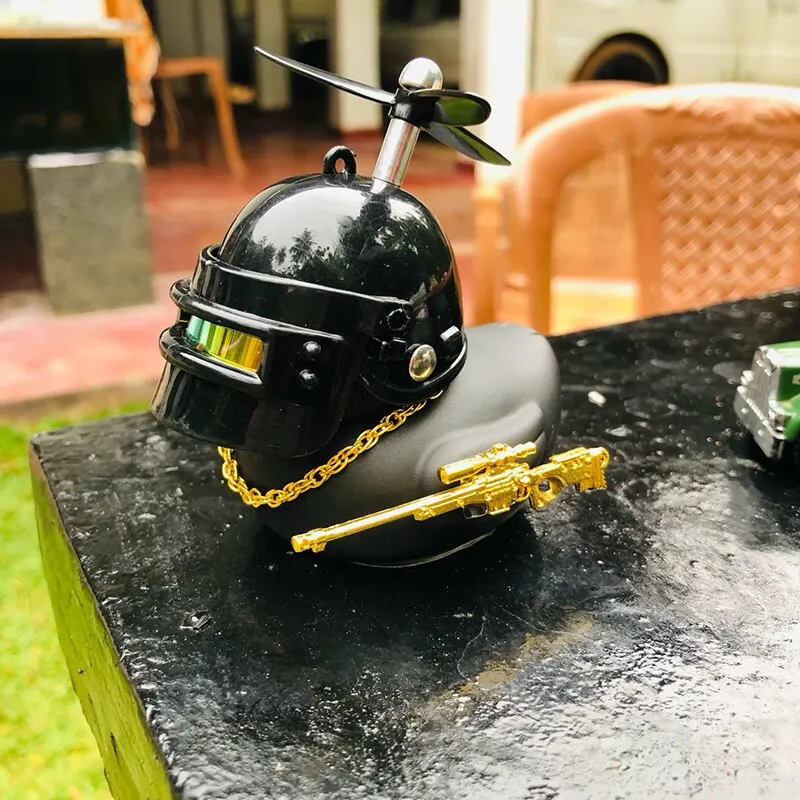 Accessori motore anatra di gomma vento rotto Anatra gialla con casco Accessori auto per auto Anatra nella decorazione interna dell'auto