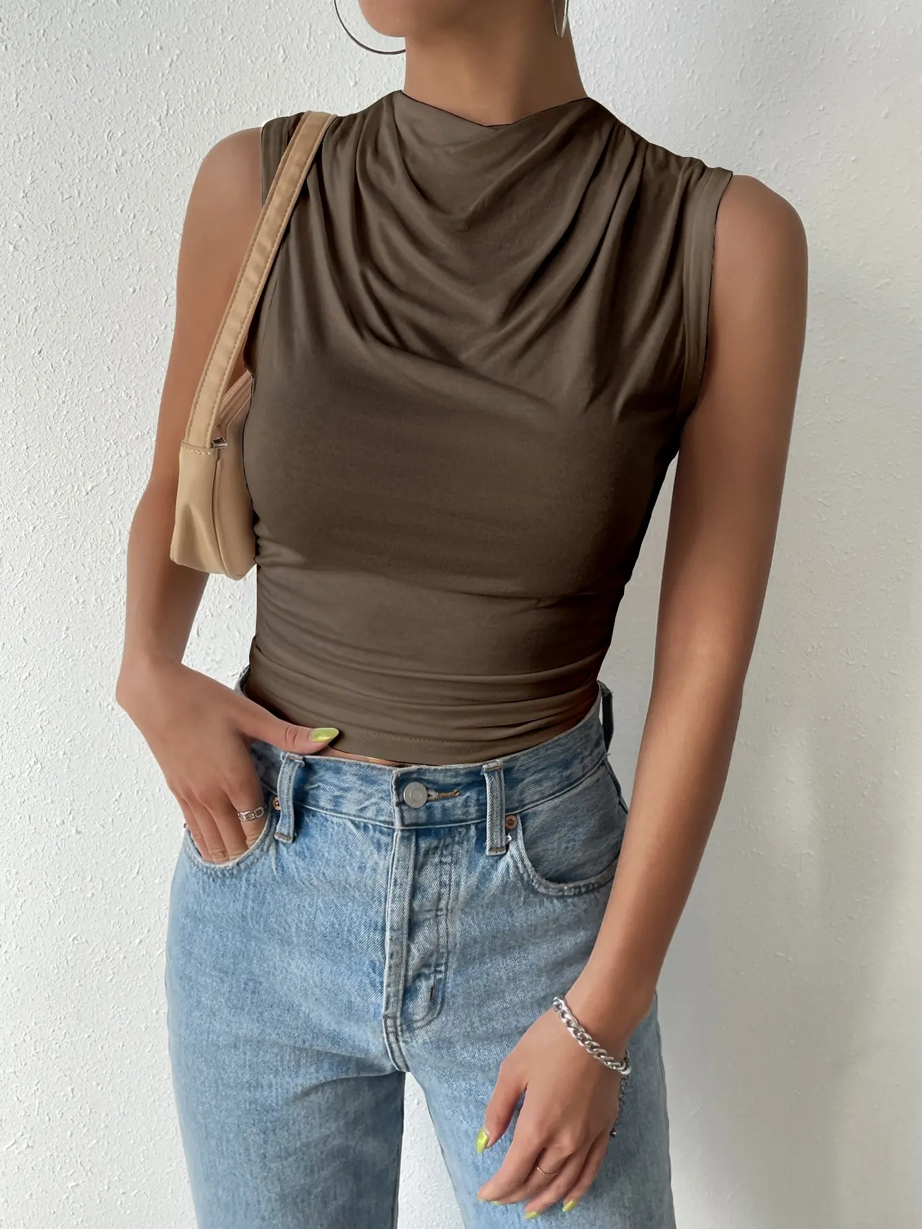 Top da donna con design a pieghe casual, moda estiva, stile street, tinta unita, slim, collo mezzo alto, senza maniche