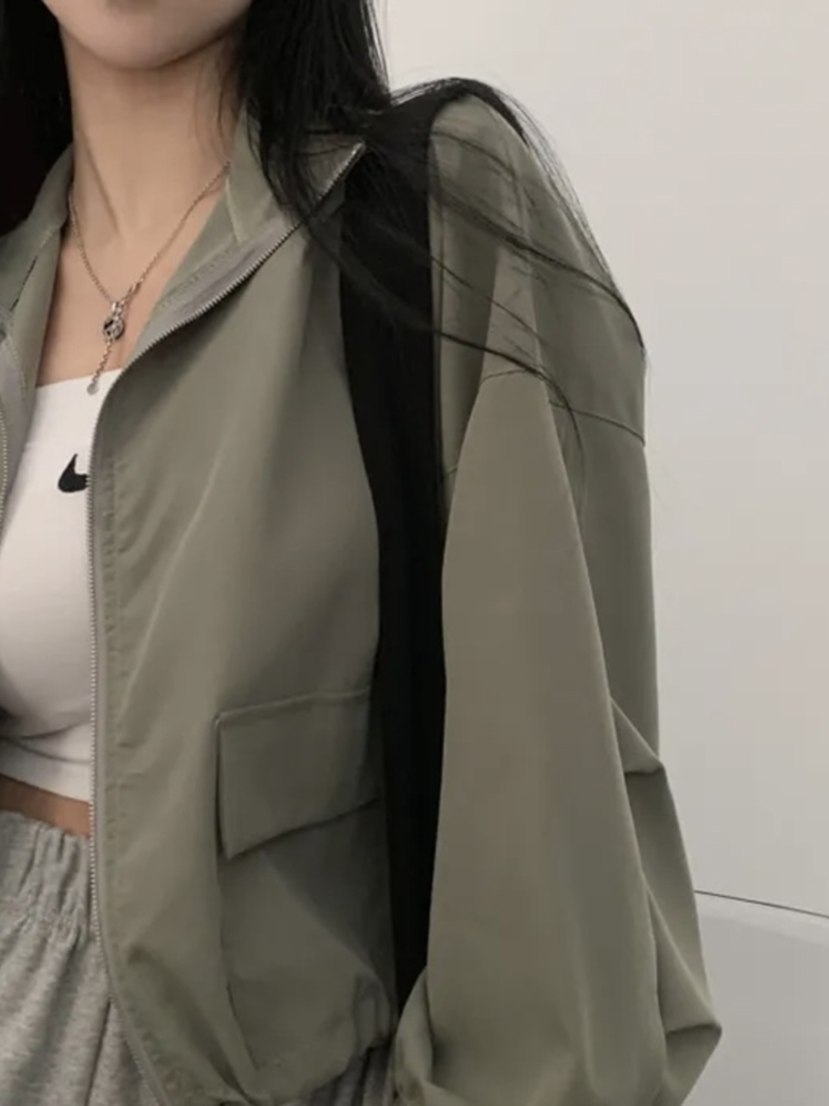 Jaqueta Curta Fena Estilo Retrô para Trabalho 2023 Nova com Cordão Estilo Baseball Proteção Solar Casual com Gola  e ...