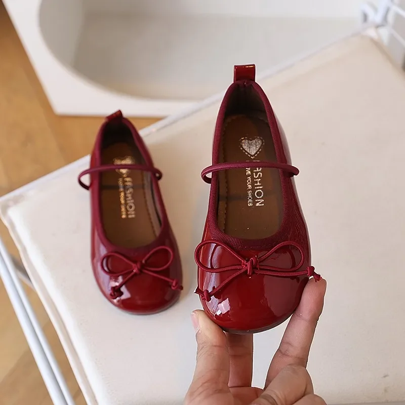 2025 г., детская кожаная обувь для девочек, новая весенняя мода в корейском стиле, мягкие нескользящие универсальные шикарные повседневные туфли принцессы на плоской подошве