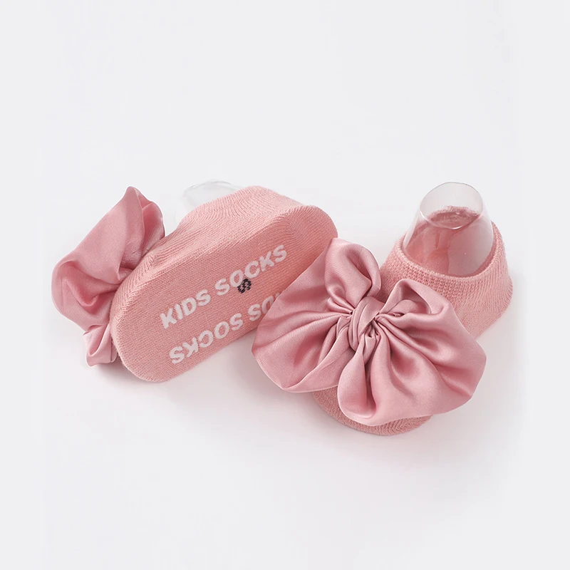 Conjunto de 2 uds de calcetines con diadema y lazo para bebé, diadema elástica con lazo de Color sólido para niñas pequeñas, turbante, calcetines suaves antideslizantes, accesorios para niños