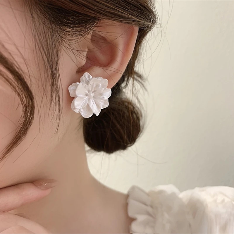 ต่างหูดอกไม้สีขาวสําหรับผู้หญิงพับอะคริลิคด้านข้าง Charming ดอกไม้หวานสาวต่างหูสไตล์ญี่ปุ่นเครื่องประดับหู