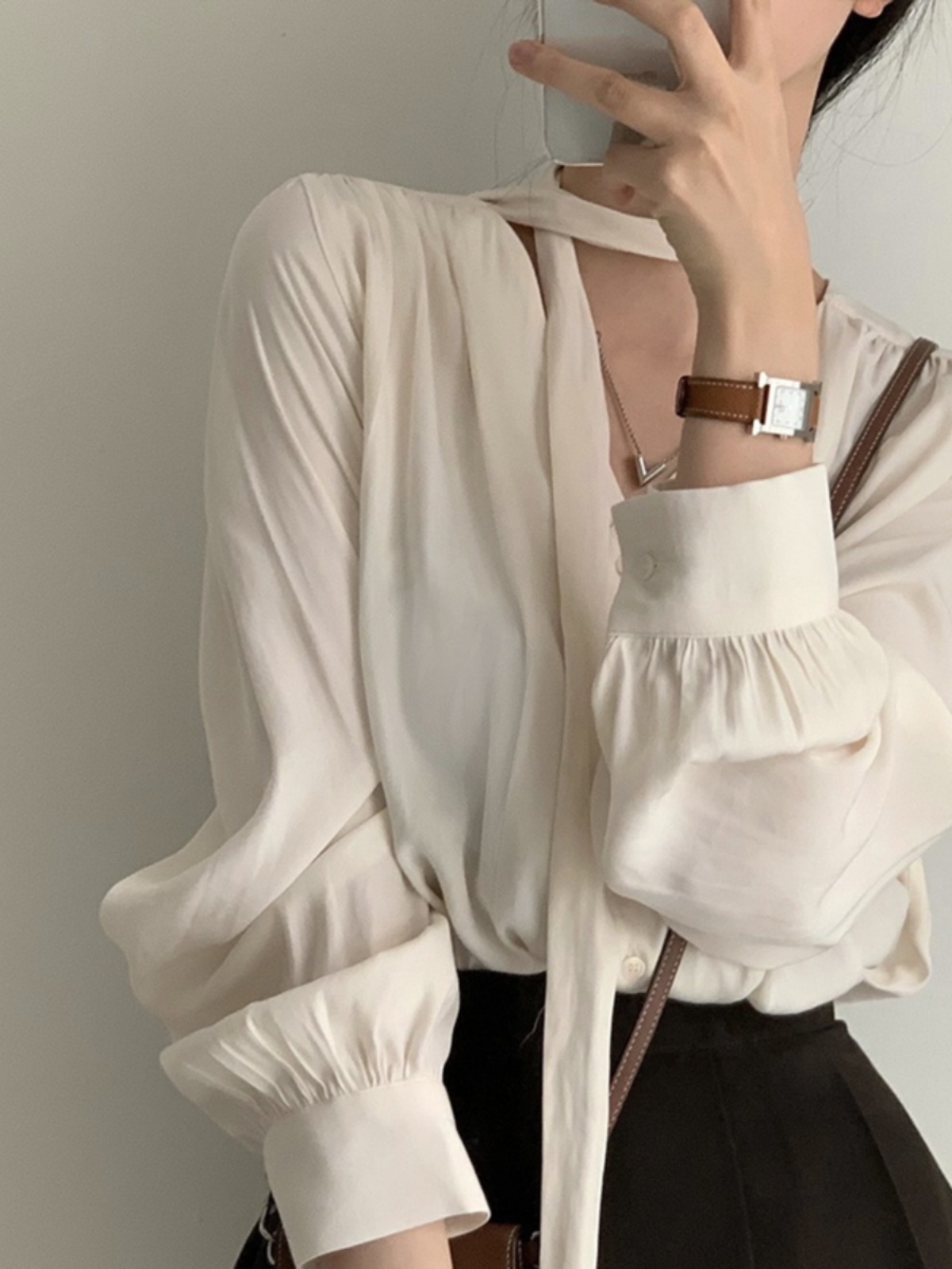 シックな V ネック長袖シャツ女性のシングルボタン蝶ネクタイバブルスリーブデザインブラックトップ韓国スタイル通勤ピュアカラー