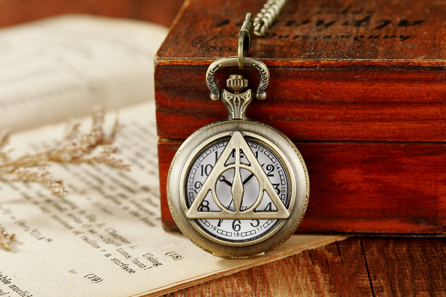 Reloj de bolsillo clásico ahuecado, reloj de bolsillo conmemorativo de bronce, Luna, hombre, triángulo, amor, constelación, 2023