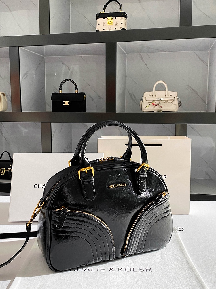 Chalie&Kolsr Ladies Luxury Large Capaci Boston Bag Spring 2025 New Sle Soft Pillow Shaped Casual Shoulder Bag Leather