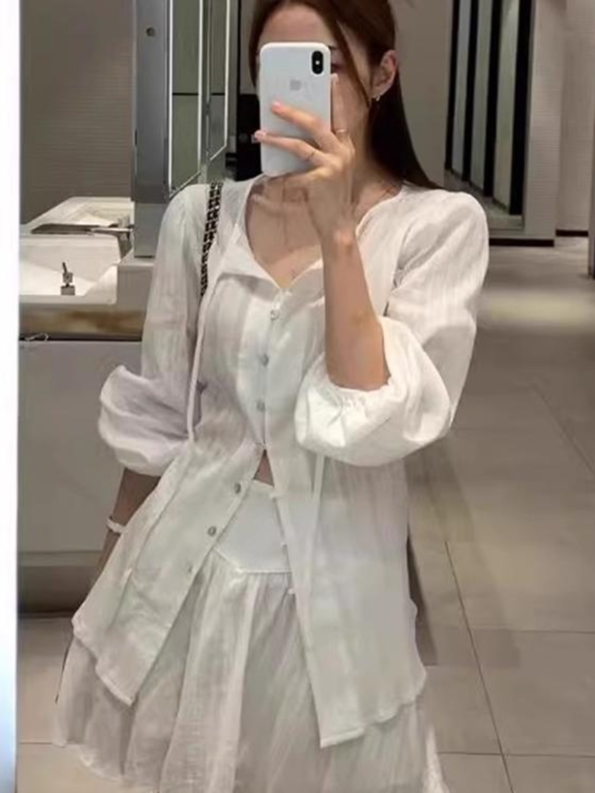 シックな長袖シャツとAラインミニスカートのツーピースセット、サッシュデザイン、若い女性のための多用途の秋の服装