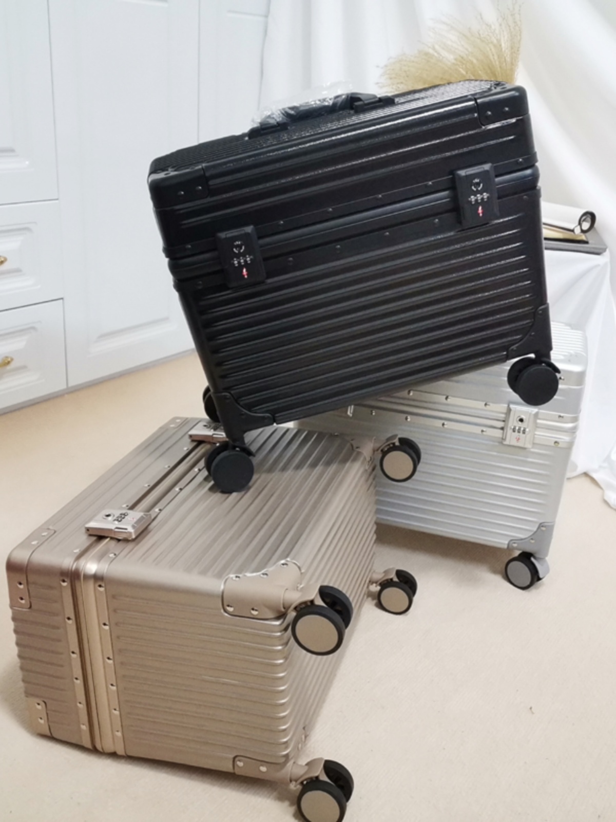 18 インチアルミフレーム荷物ロングスーツケースファッショナブルなトラベルバッグプルロッドフリップカバーホイール付きエアトラベル写真撮影