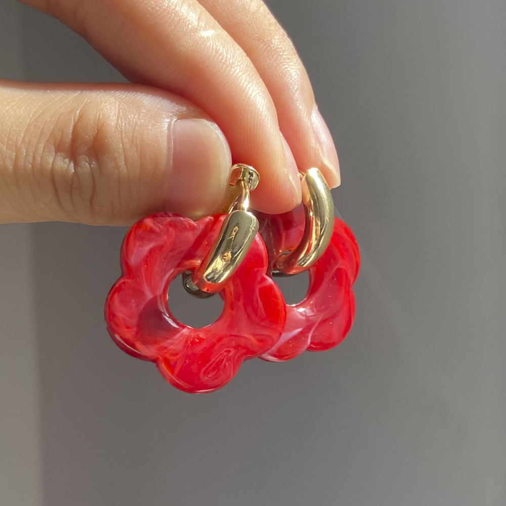 Pendientes de resina acrílica con forma de flor colorida para mujer, aretes de aro con hebilla de oreja circular de Color dorado, joyería de moda