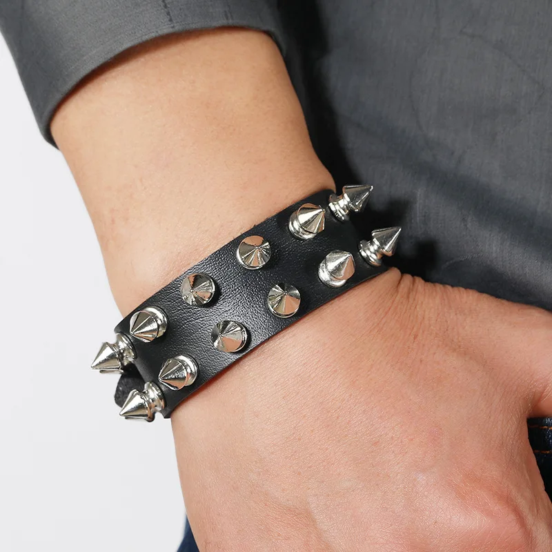 Bracciale punk per uomo donna - Polsino gotico in pelle nera con borchie in metallo - Bracciale rigido con rivetti a punta regolabile