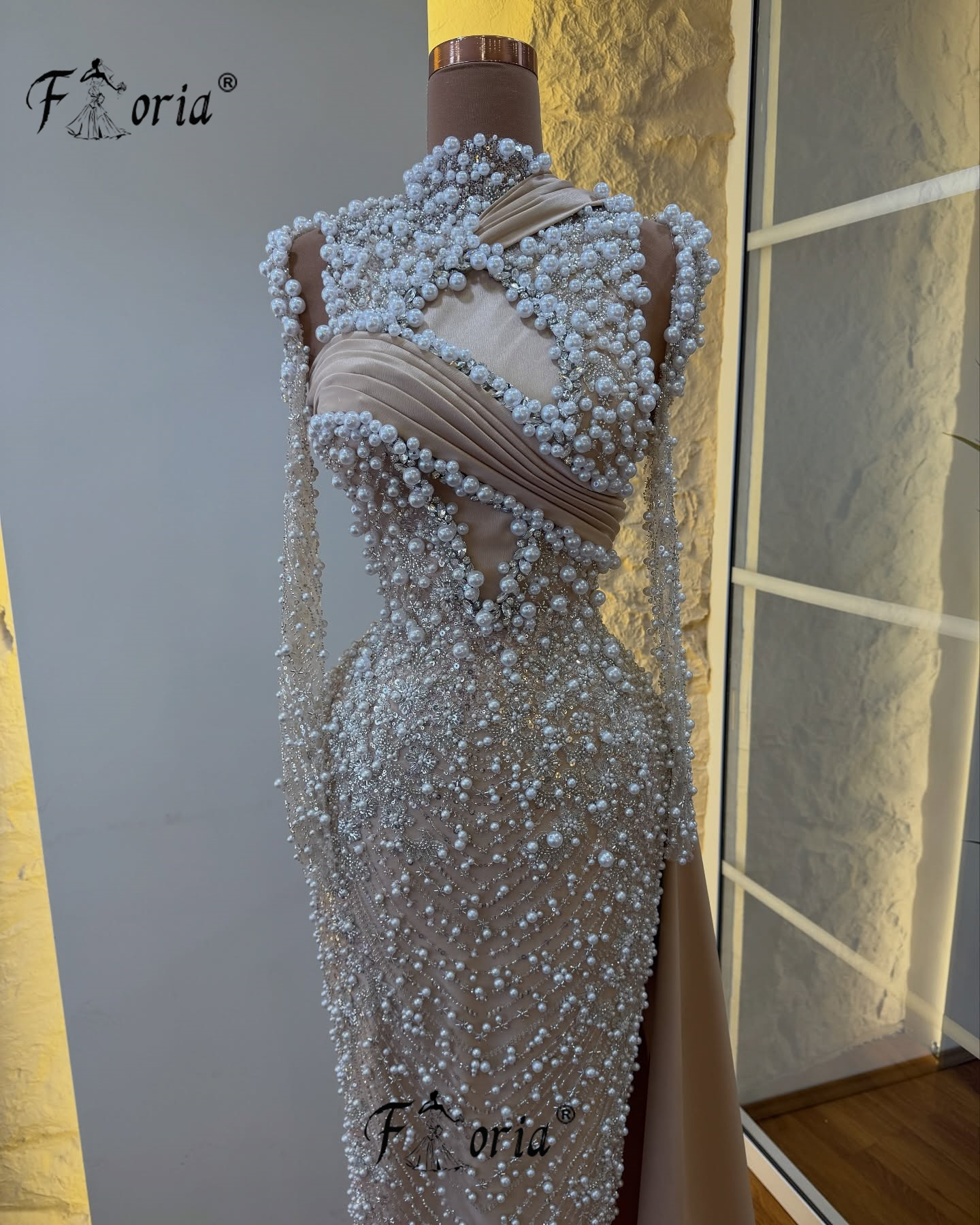 Elegantes Partykleid mit Perlen, formelles Abendkleid mit Perlen, Couture-Champagner, maßgeschneidert, Gala-Roben, Longues Soirées Vigogante 2025