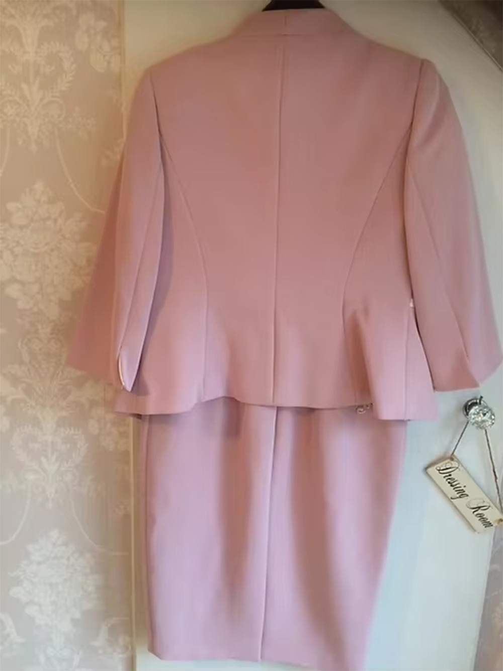 Conjunto profissional de vestido de noiva e saia rosa para casamento