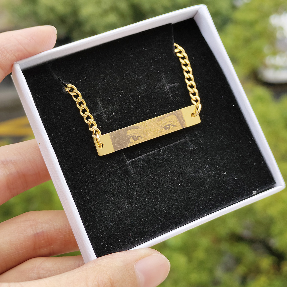 GoldButterfly パーソナライズされた目写真カップルネックレスカスタマイズされたペンダント彫刻可能な画像ステンレス鋼のギフトボーイフレンド