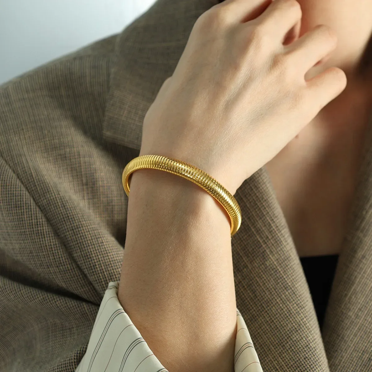 Brazalete de cadena de serpiente flexible con textura de acero inoxidable, pulsera ancha chapada en oro de 18k, joyería de moda, regalos para mujer