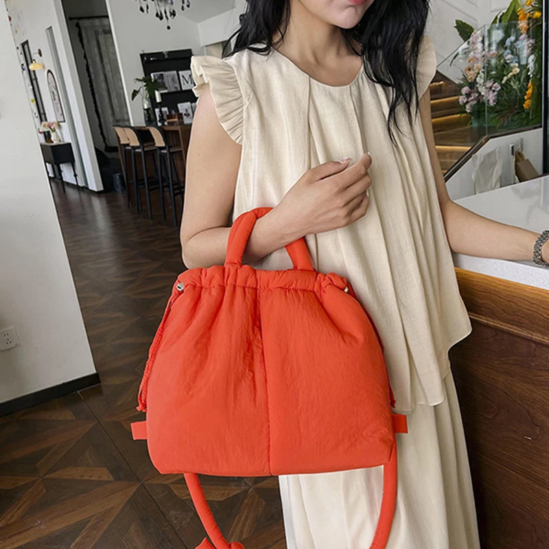 Borsa tote imbottita di grande capacità casual alla moda Borse a tracolla da donna in nylon imbottito di design Borse con tracolla annodata