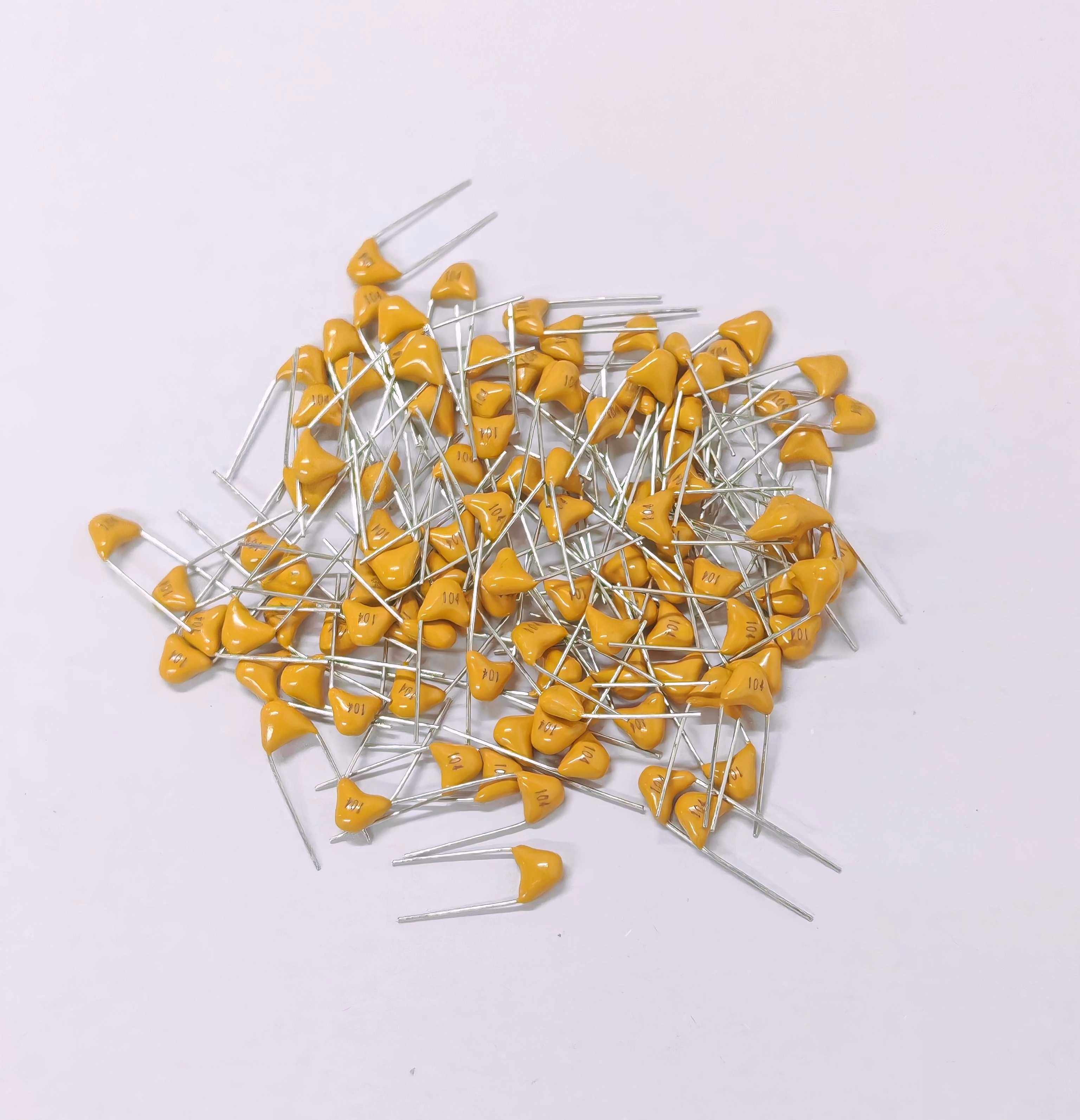 100 uds/200 Uds 50V condensador cerámico monolítico 10PF ~ 10UF 22PF 47NF 220NF 1NF 4,7 UF 1UF 100NF 330NF 0,1 UF 102 104 105 P = 5,08mm