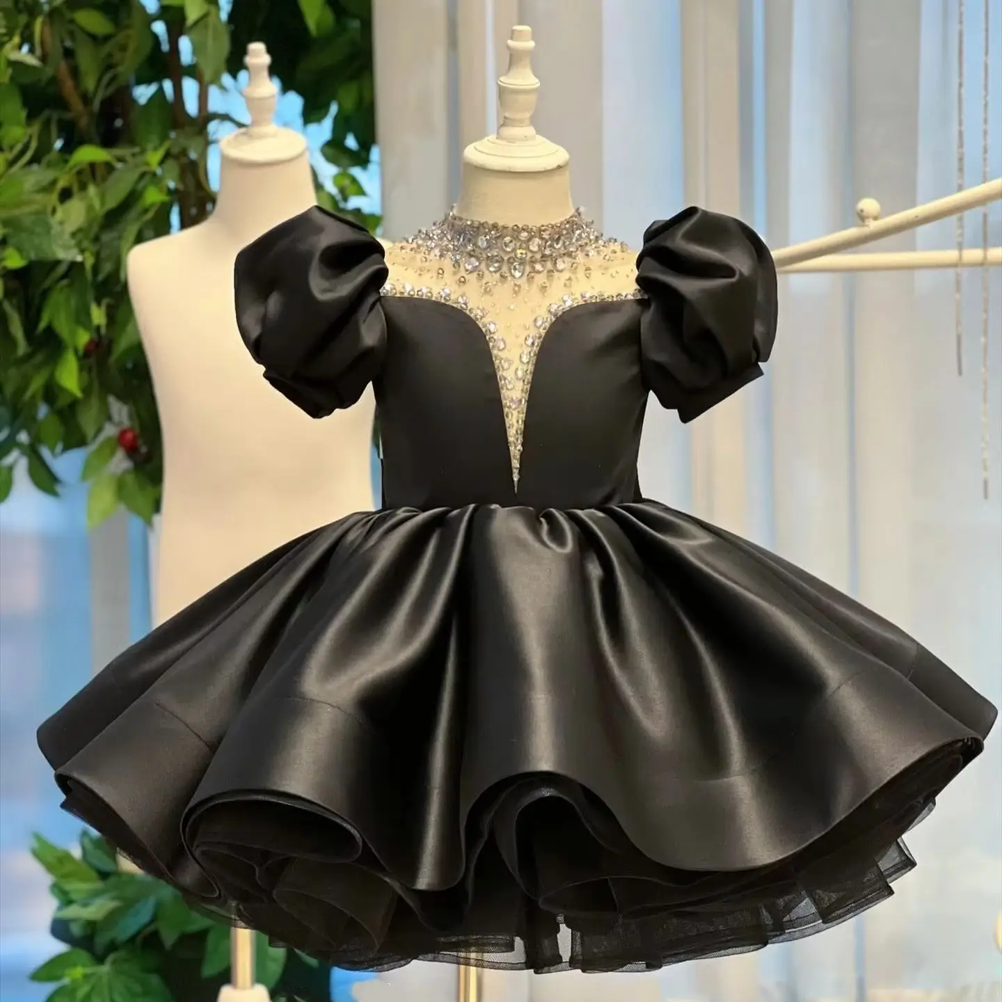 Maßgeschneidertes schwarzes Blumenmädchenkleid für die Hochzeit, perlenbesetztes, bauschiges, knielanges Baby- und Kindergeburtstags-Festzug-Erstkommunionkleid