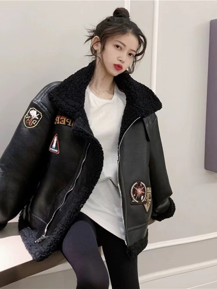 女性のフェイクラムファー PU レザージャケット肥厚冬コートストリートスタイル長袖ストレートカットバイカーベストインスタイルアウター