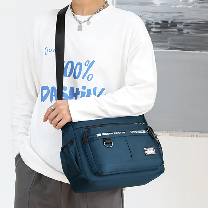 Borsa business monospalla da uomo, adatta per viaggi d'affari e lavoro, realizzata in materiale di nylon, con tracolla singola.