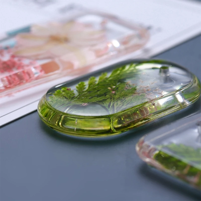 แม่พิมพ์เรซินอีพ็อกซี่ที่แขวนอยู่ในรายการ DIY เรซินคริสตัล UV แม่พิมพ์ซิลิโคนพรุน