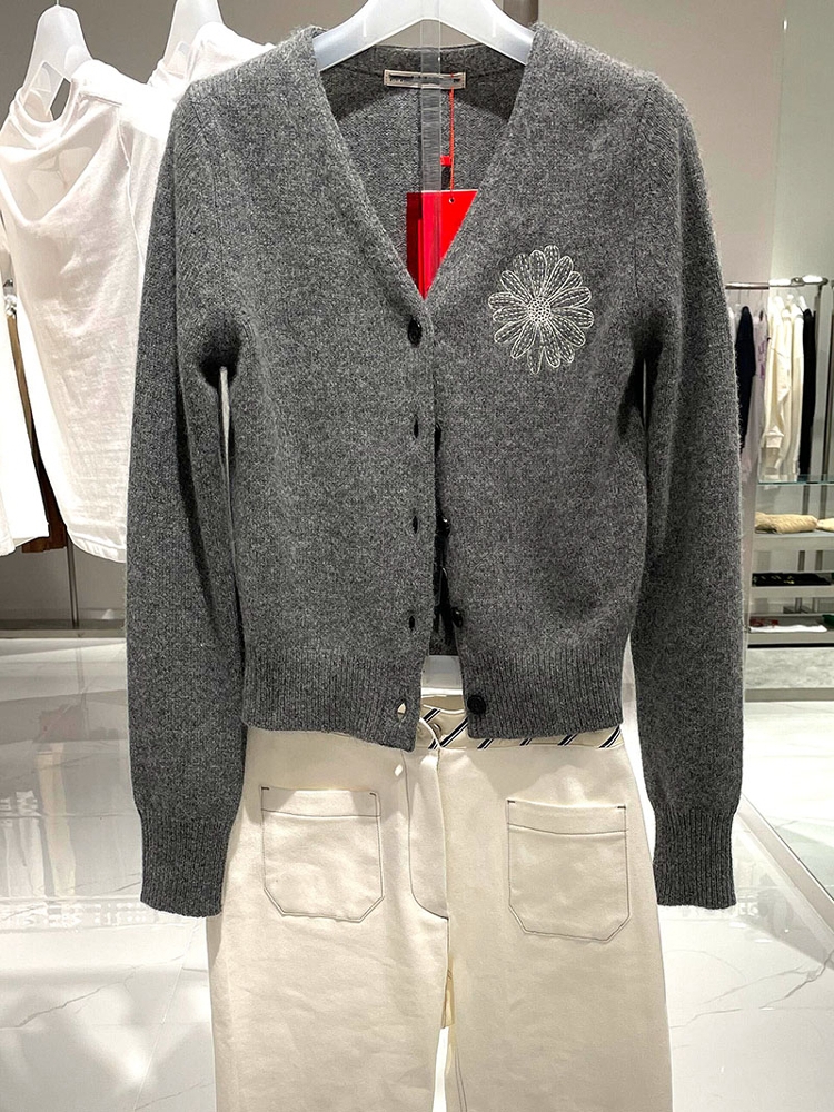 グレーニットセーターコート女性のためのデイジーフラワー刺繍デザイン秋冬新スタイル V ネック長袖通勤スタイル
