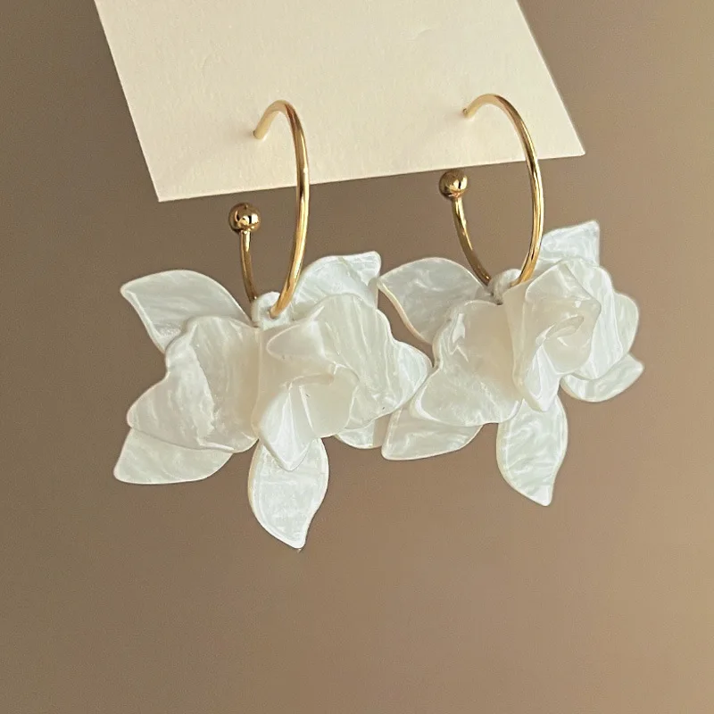 2024 nueva moda pendientes de aro de flor de resina marrón blanco para mujer pendientes de Gardenia de moda joyería llamativa al por mayor