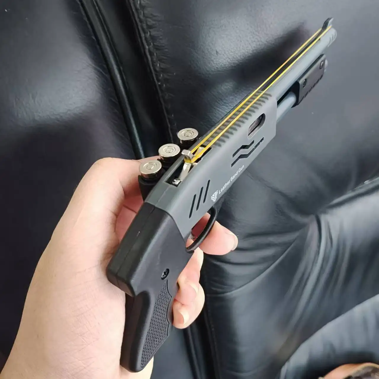 Spruzzatore per fucile con elastico in miniatura 8 scoppie di pistola con elastico modello ornamenti giocattolo pistola a proiettile morbido regalo di Natale