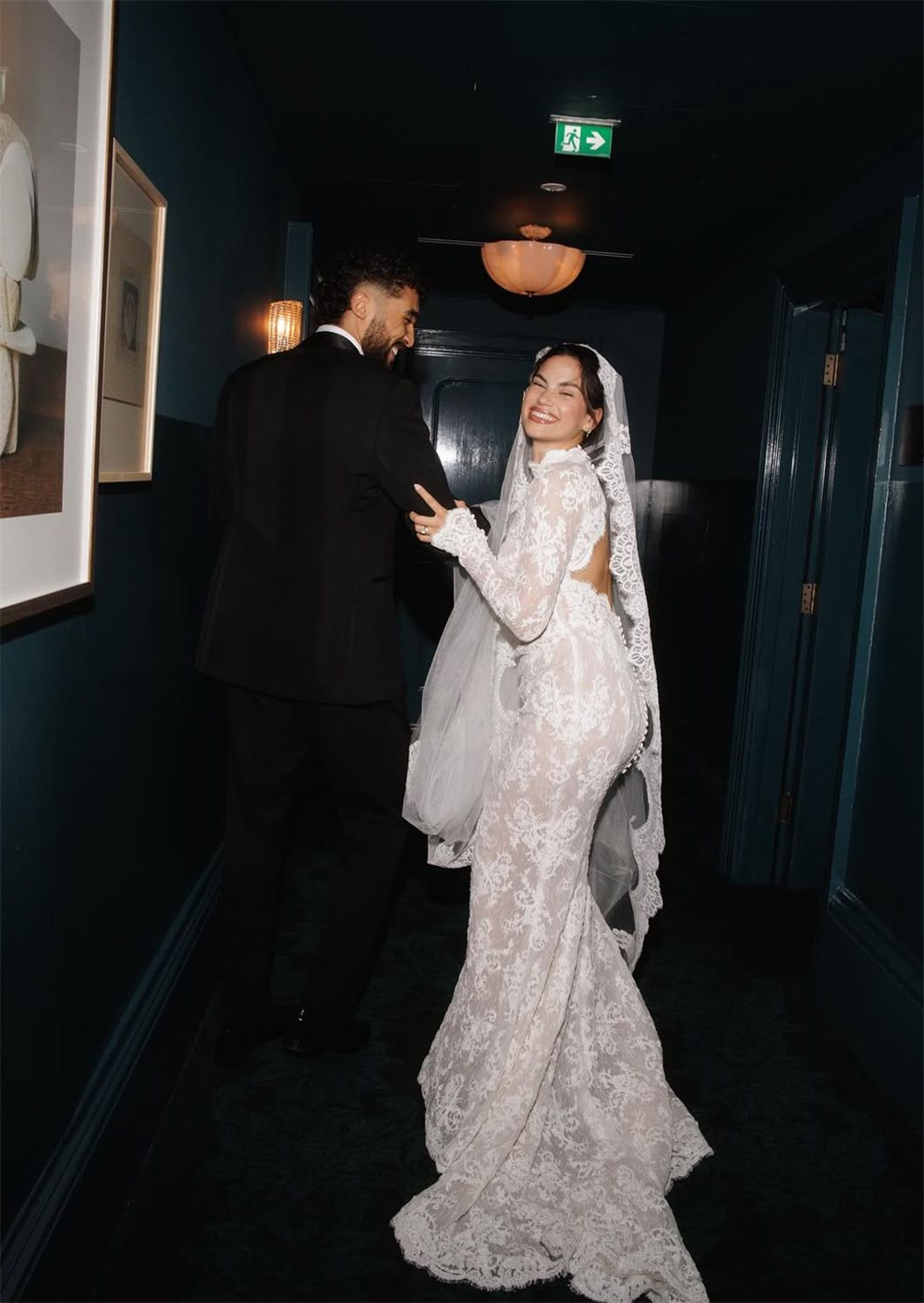 Tokyo Customized White High Necklink Wedding Dresses Long Sleeves Backless Bridal Gowns Elegant Court Train Lace Wedding Gowns