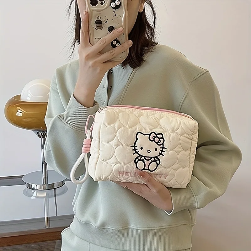 MINISO Hello Kitty กระเป๋าถือความจุขนาดใหญ่ผู้หญิงกระเป๋าแต่งหน้าการ์ตูน Soft Down กระเป๋าเดินทางสําหรับผู้หญิง