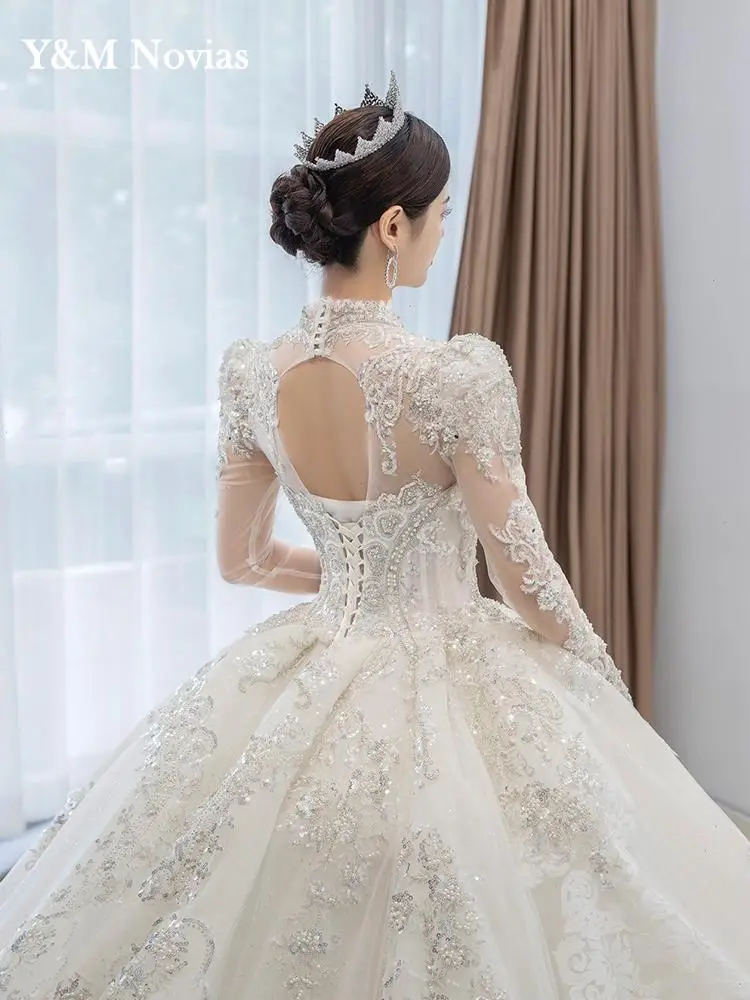 ชุดเดรสแต่งงานแขนยาวสุดหรูสำหรับฤดูหนาวผ้าปูเตียงคอวี2024ใหม่สำหรับชุดเจ้าสาวยาวขนาดใหญ่พิเศษยาวคลุมเข่า