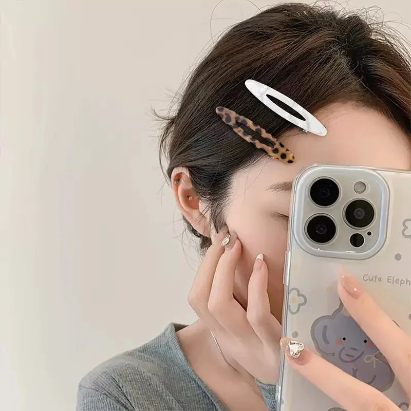 Grampo de cabelo de metal oco oval para mulheres e meninas – acessório de estilo com franja lateral multicolorida