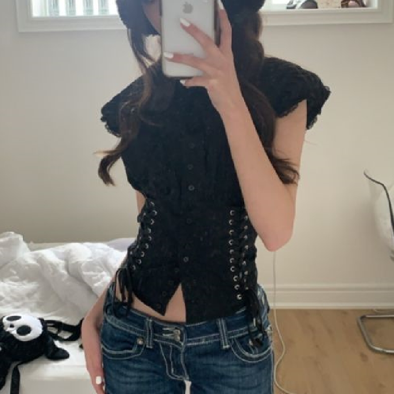 Dourbesty シックな包帯クロップトップ Y2k ヴィンテージグランジ黒 Tシャツ女性ボタンスリムクローゼット美的パンクスタイルゴシックビスチェ