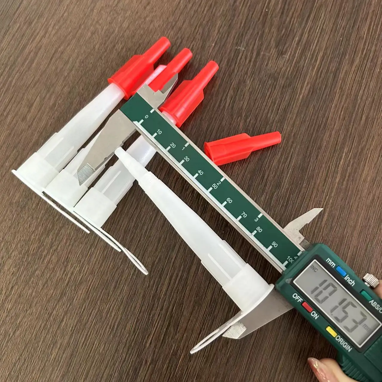 30PCS อะไหล่ซิลิโคนหลอดหัวฉีด Re-sealable Mastic ตลับหมึกอะไหล่สีแดงหัวฉีดสกรูสําหรับซิลิโคนกาวท่อ