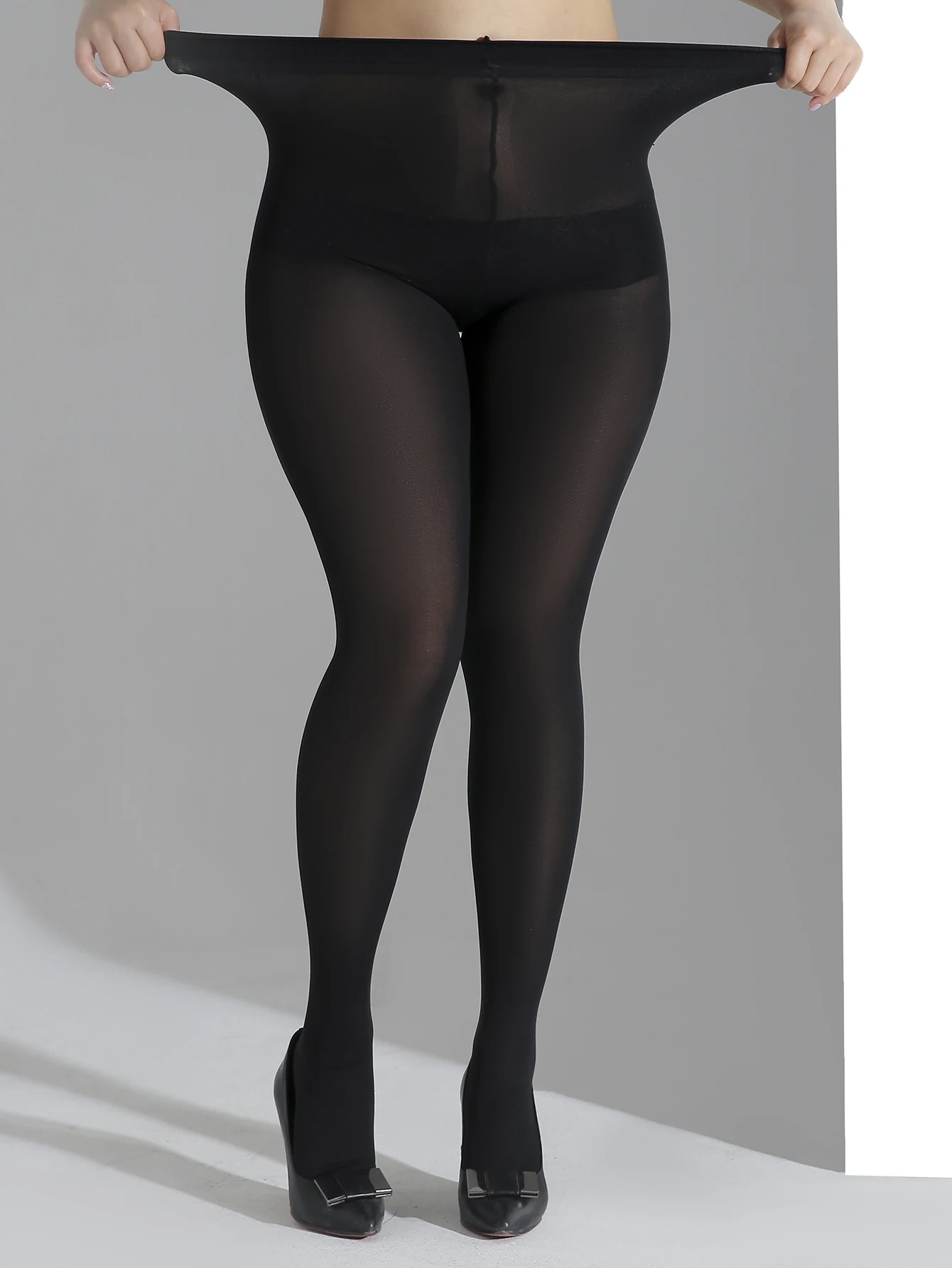 Um par de meias pretas femininas plus size moda plus size meia-calça
