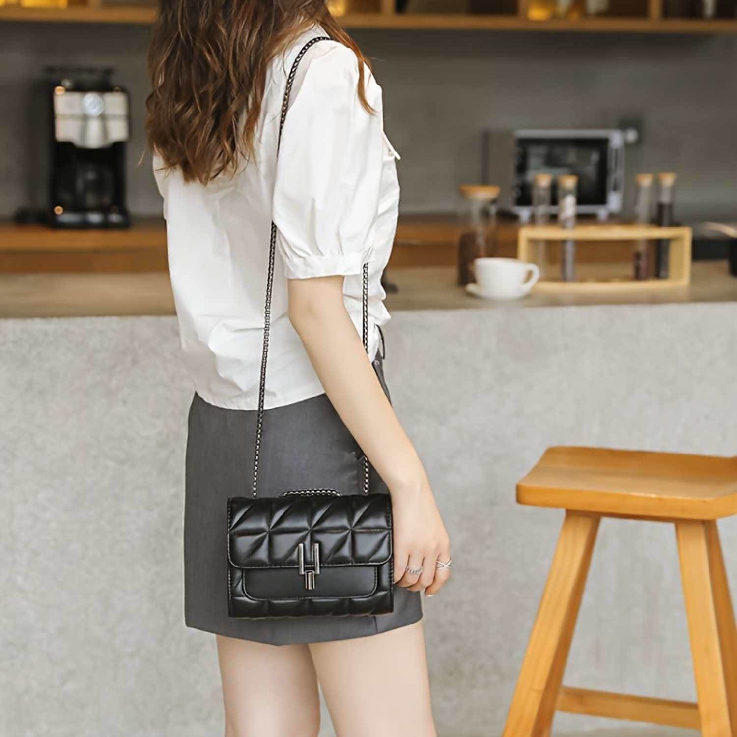 Bolsa de ombro feminina acolchoada elegante em couro PU com alça de corrente
